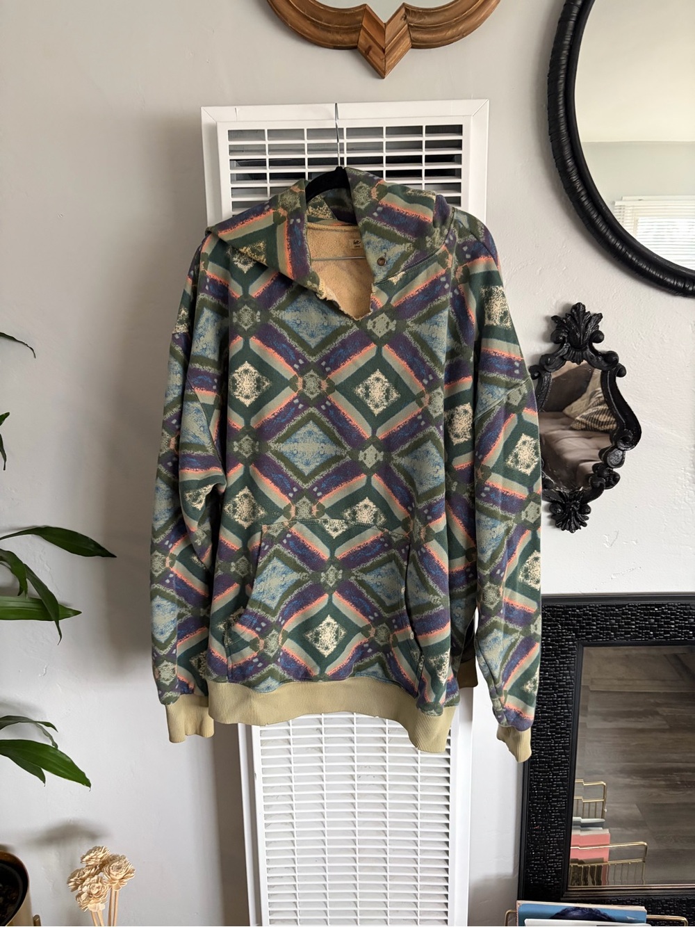 We The Free it’s a vibe printed hoodie, patterned size large